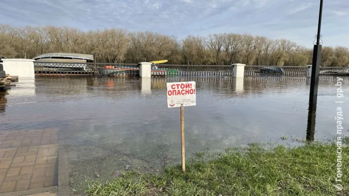 Под Гомелем из-за открытого шлюза вода добралась до многоэтажек - водолазы ОСВОД помогли