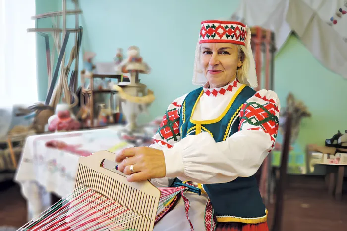 Историю браных поясов хорошо знает мастер народных художественных ремесел из Лоевского района Ольга Дегтеренко
