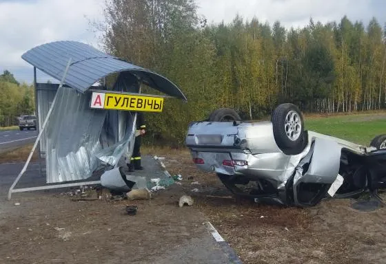 В результате ДТП авто отбросило в остановочный пункт. Пострадала 82-летняя женщина-пассажир