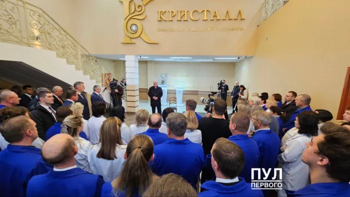 Александр Лукашенко совершил рабочий визит в Гомель. Точками на маршруте главы государства стали воинская часть в Новобелице и ювелирный завод "Кристалл"