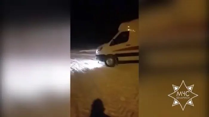 Спасатели отбуксировали автомобиль скорой медицинской помощи в Лоеве
