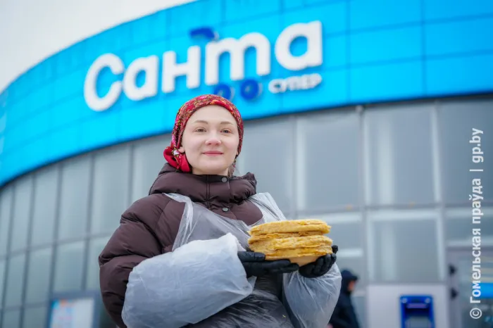 Блины с икрой, морс и подарки: гомельчане вкусно встретили весну у магазина «Санта»