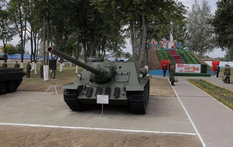 Нет, не танк. Еще мощнее. В Буда-Кошелеве появился новый памятник