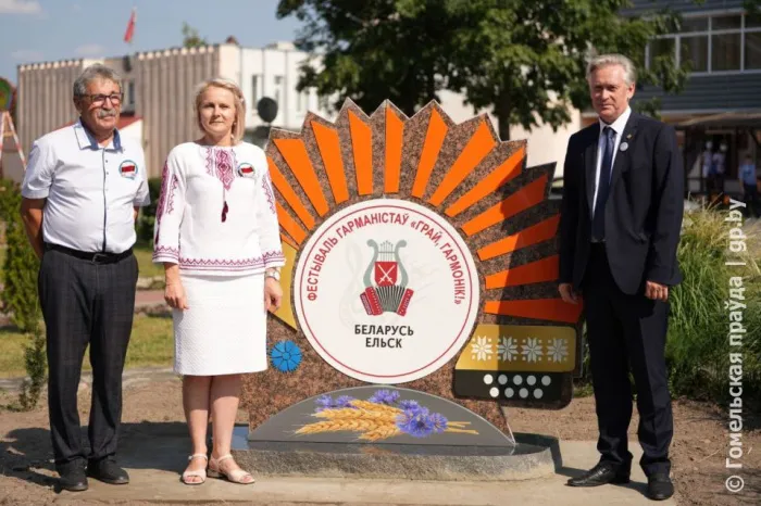 В Ельске в рамках XII регионального фестиваля открылась жанровая скульптура «Гармонік»