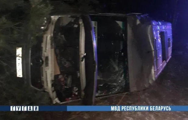 В Калинковичском районе маршрутка съехала в кювет и опрокинулась, пострадали 7 пассажиров