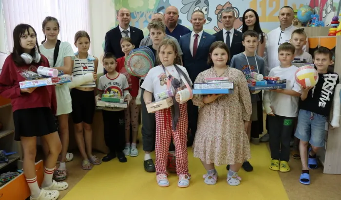 В Гомеле офицеры порадовали юных пациентов больницы