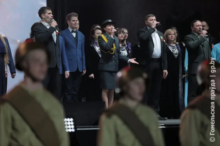 На площади Ленина прошел концерт «Летят журавли»