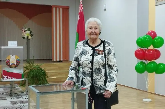 Участница Великой Отечественной войны Аэлита Самсонова исполнила свой гражданский долг на участке для голосования №70 в средней школе №11 Гомеля
