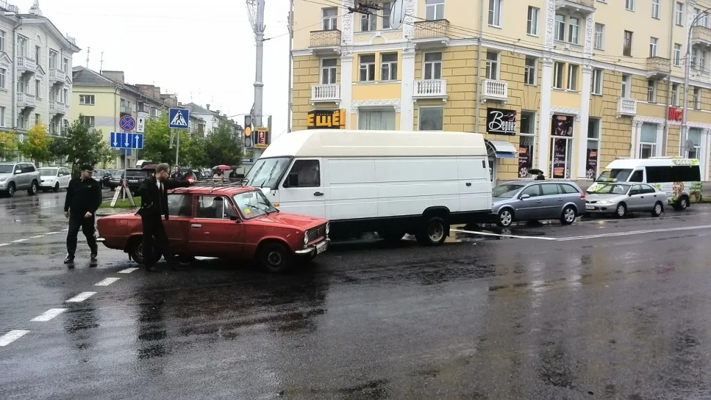 На проспекте Ленина микроавтобус столкнулся с автомобилем «ВАЗ». Пострадавших нет