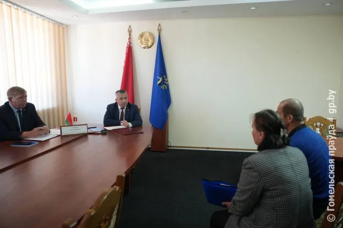 Вопрос останется на контроле: губернатор Иван Крупко провел прием граждан в Лельчицах