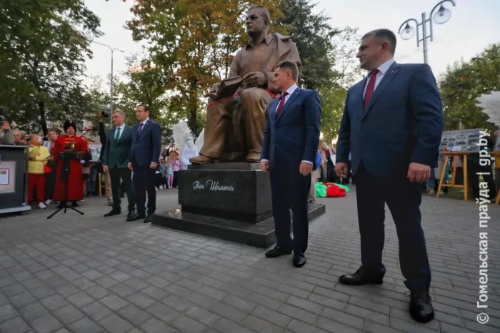 У скверы на праспекце Міра адбылося ўрачыстае адкрыццё помніка народнаму пісьменніку Беларусі Івану Шамякіну