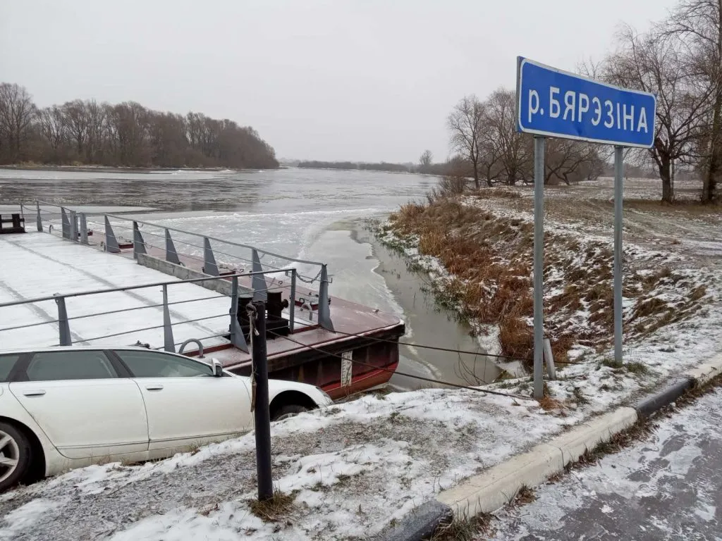 В Светлогорском районе легковой автомобиль съехал со склона и оказался зажатым между паромом и берегом