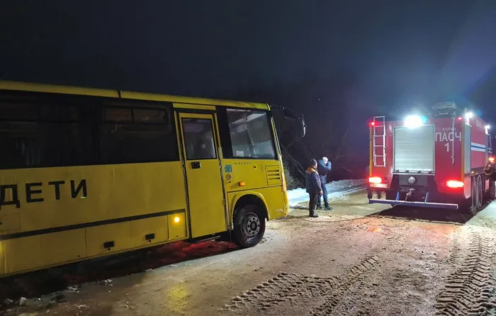 В Гомельском районе работники МЧС отбуксировали автомобиль скорой помощи, а в Корме – школьный автобус