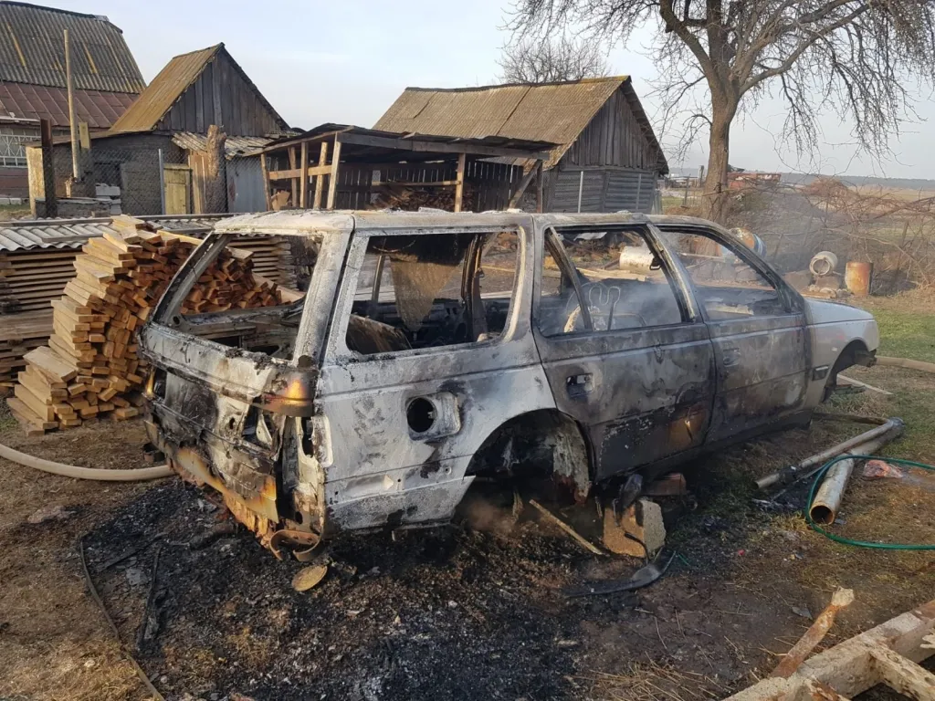 В Хойниках из-за неосторожного обращения с огнем сгорел автомобиль