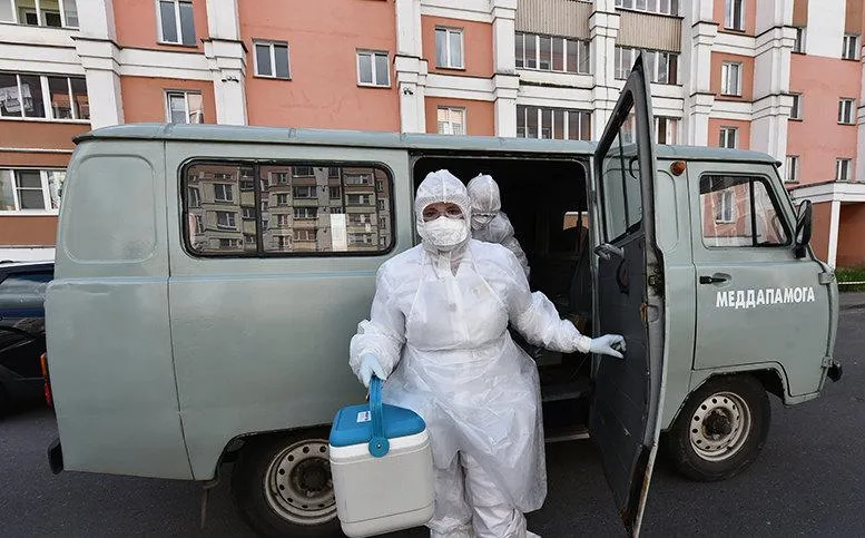 «Иногда просят сделать селфи, но чаще смотрят с опаской»: как работает контактная группа гомельской поликлиники