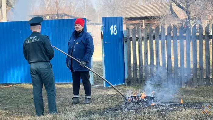 Горит трава: в выходные дни спасатели провели профилактические рейды в 400 населенных пунктах Гомельщины