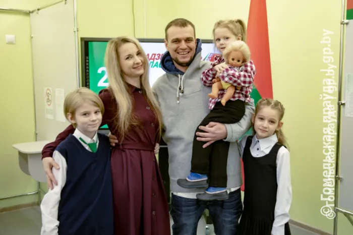 Папа, мама, я: многодетная семья Кондратьевых из Гомеля проголосовала досрочно