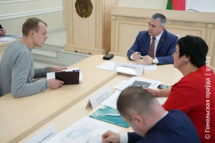 Новый автобус до вокзала и ремонт в квартире: председатель облисполкома Иван Крупко провел прием граждан в Калинковичах