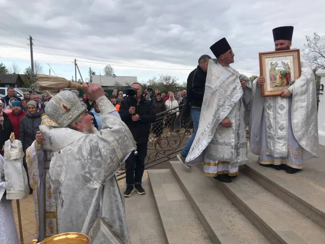 В Малых Автюках Калинковичского района освящен новый храм в честь святой Параскевы