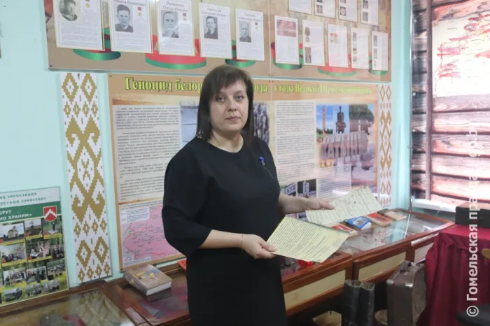 Директор средней школы № 2 Чечерска Ольга Цалко провела экскурсию по музею «История школы – история города» для корреспондента «Гомельскай праўды»