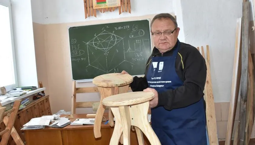 В Брагинском районе школьники успешно постигают столярное дело