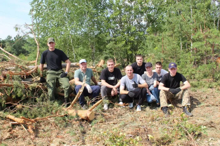 Мозырские милиционеры помогают устранять последствия урагана