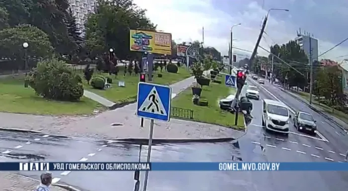 В Гомеле водитель «БМВ» не справился с управлением и наехал на опору линии электропередач