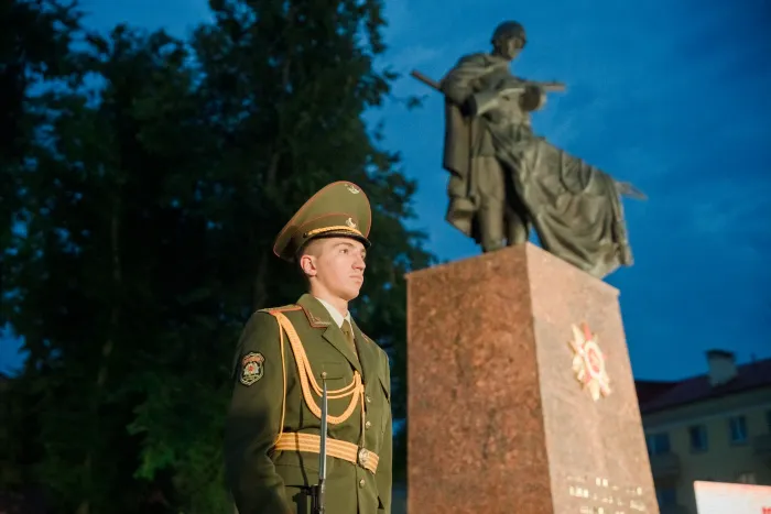 Коллектив коммунального жилищного унитарного предприятия «Хойникский коммунальник» сердечно поздравляет жителей Гомельской области и всех белорусов с Днем Победы!