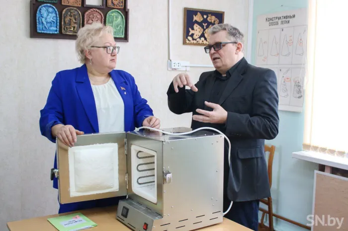 Партия «Белая Русь» подарила муфельную печь детской студии керамики в Светлогорском районе