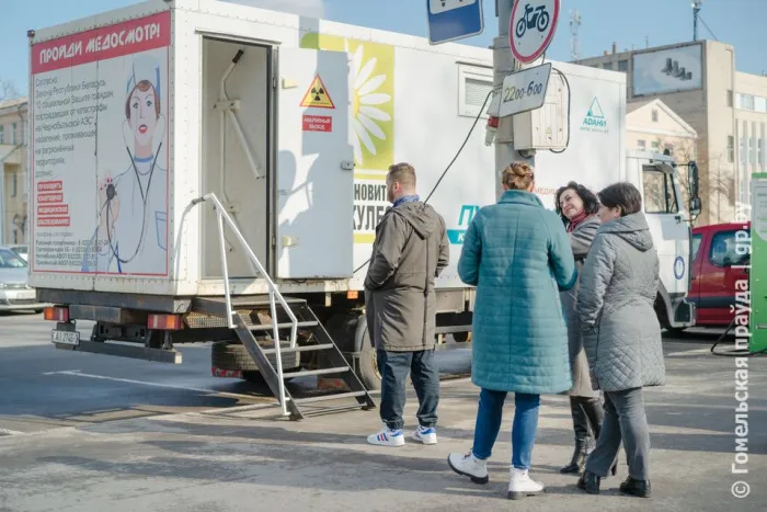 В центре Гомеля расположился пульмоэкспресс, где прохожие обследуют свои легкие с помощью флюорографии