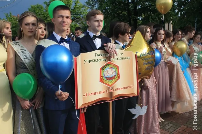 В Калинковичах проходят выпускные. Посмотрите, как на центральной площади города ребятам вручали медали и статуэтки 