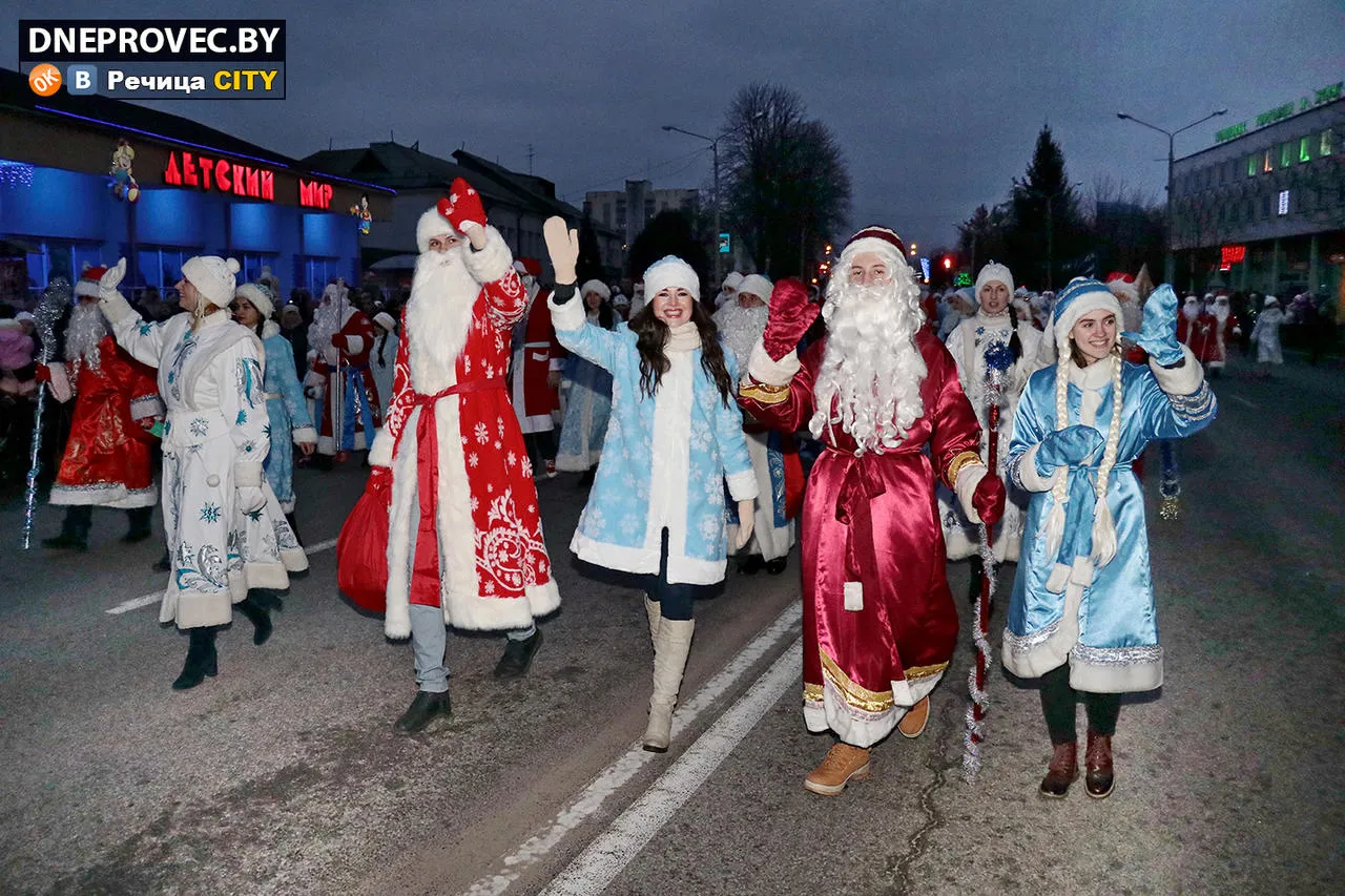 В Речице прошло театральное шествие Дедов Морозов и Снегурочек 