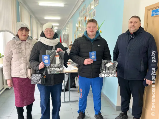Свое первое голосование двойняшки Артем и Алина Кот из Мозыря запомнят надолго
