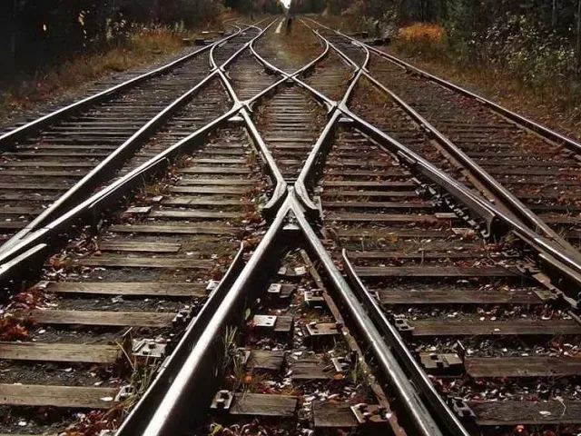 В Буда-Кошелевском районе неизвестный пытался остановить движение поездов