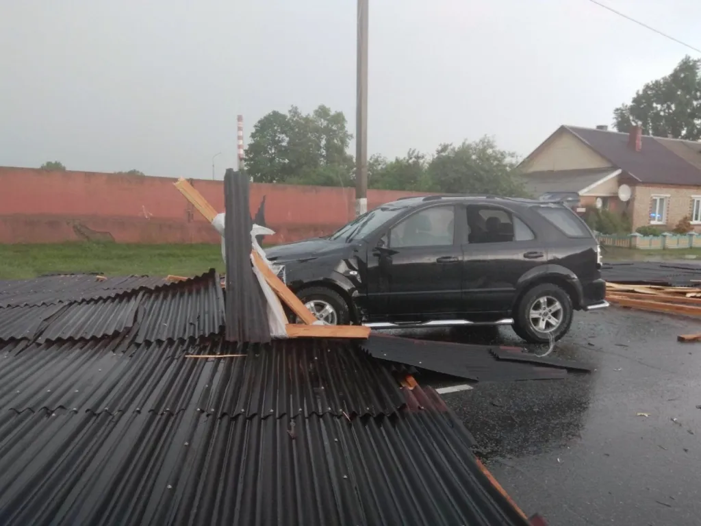 Последствия непогоды в Рогачеве: сорвана крыша, повреждены авто, затоплен подвал