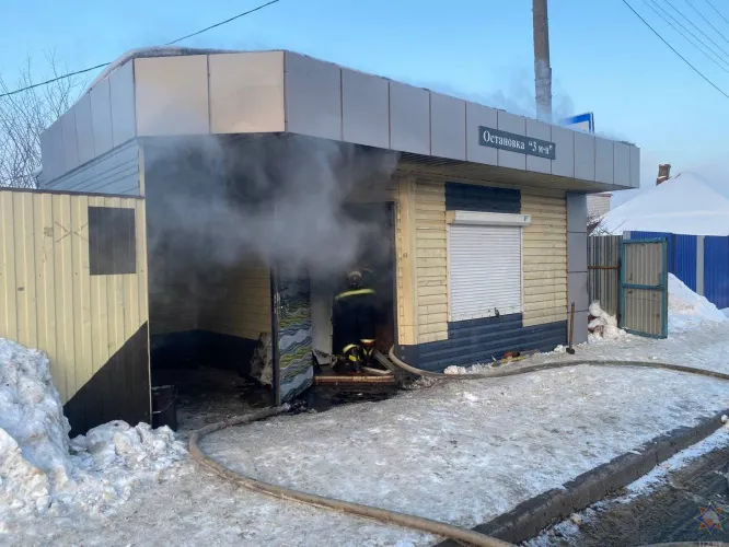 Спасатели ликвидировали пожар в торговом павильоне в Жлобине 