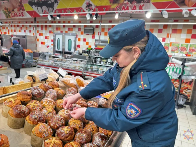 В Калинковичах спасатели распространяют информационные наклейки в преддверии Пасхи