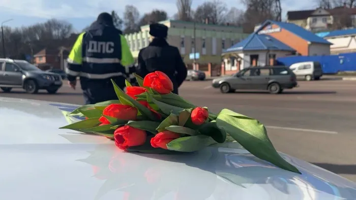 Тюльпанами и комплиментами встречали девушек-водителей на одной из центральных улиц Мозыря