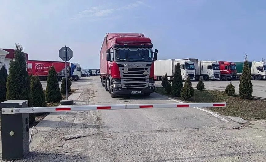 Почему литовские фуры, отпущенные из Беларуси, застряли на выезде?