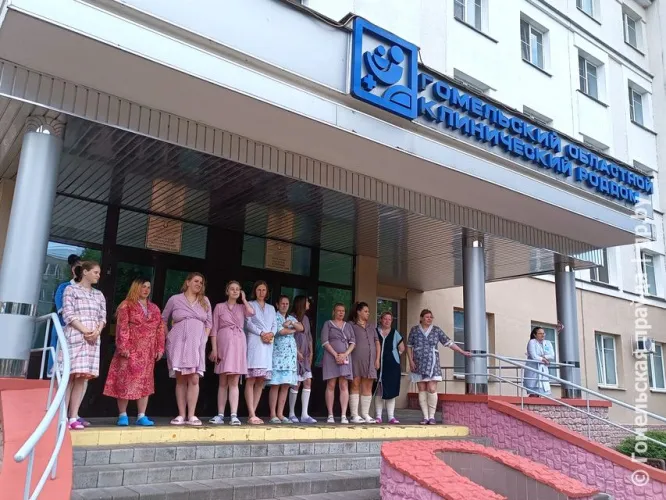 Первая распашонка с узорами белорусской души. В Гомеле представители БРСМ подарили новорожденным одежду с вышиванками