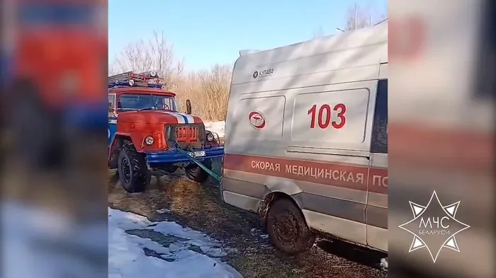 На выходных спасатели Гомельщины дважды вытаскивали застрявшие машины скорой помощи