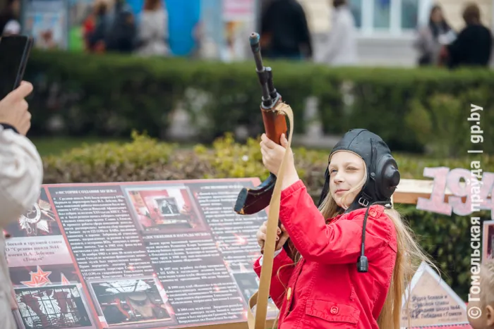 Выставочная экспозиция "Сердце помнит, сердце не забудет" в сквере имени Туровского окунула зрителей в атмосферу военного прошлого