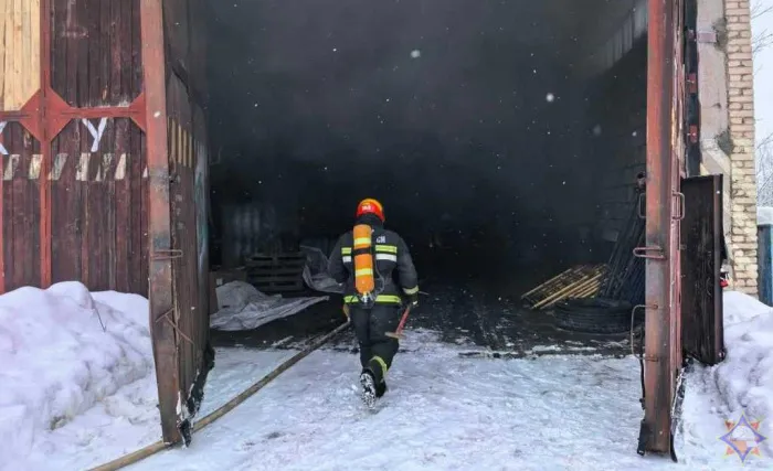 Спасатели ликвидировали пожар на складе в Светлогорске 
