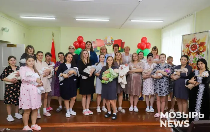 Счастье на руках. В Мозыре рожениц поздравили с Днем матери в стенах роддома