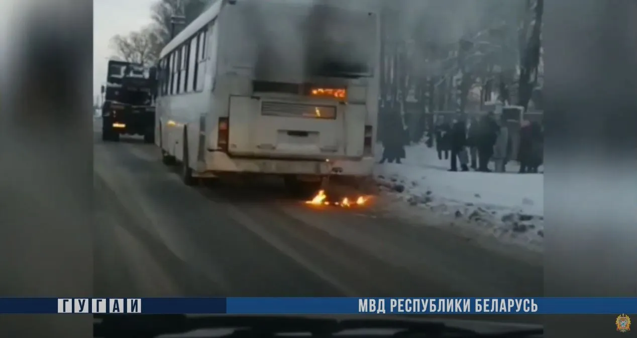 В Жлобине сотрудник ГАИ помог потушить горящий автобус