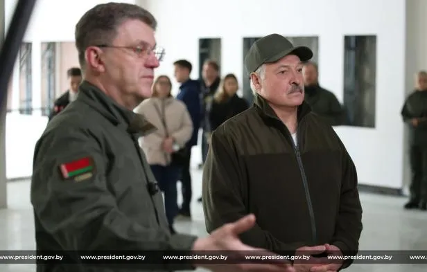 Александр Лукашенко на субботнике работал на площадке Национального исторического музея