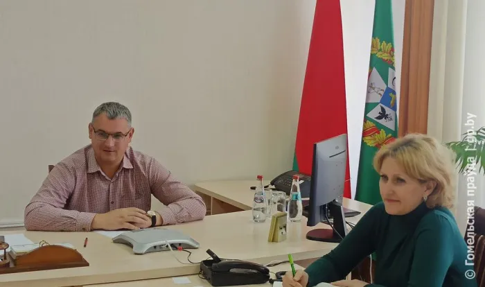 «Продавцы пластиковых цветов на рынке в Калинковичах уже почти вышли на проезжую часть». Заместитель председателя облисполкома Андрей Барановский провел прямую линию