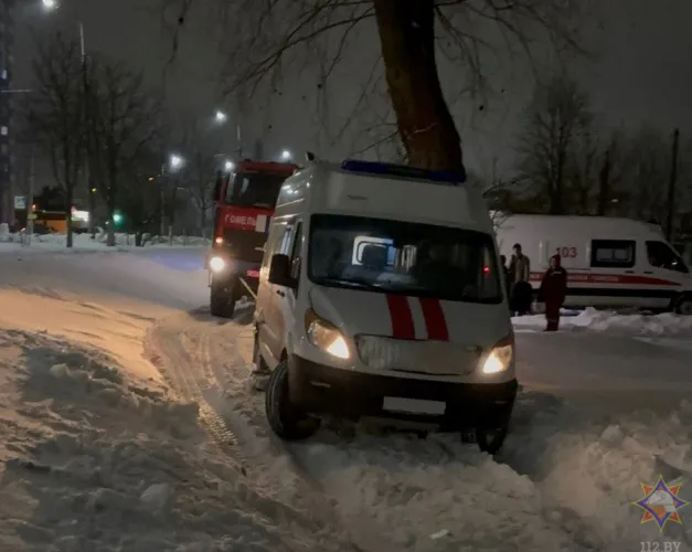 Спасатели Гомельщины вытащили из снега автобус с 18 детьми и скорую помощь