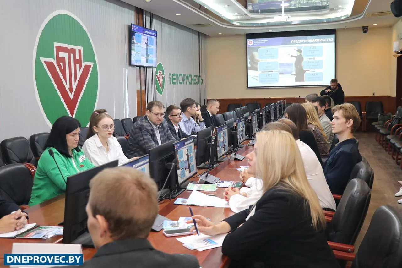 Маленький регион – большие перспективы: в Речице проходит республиканский форум работающей молодежи