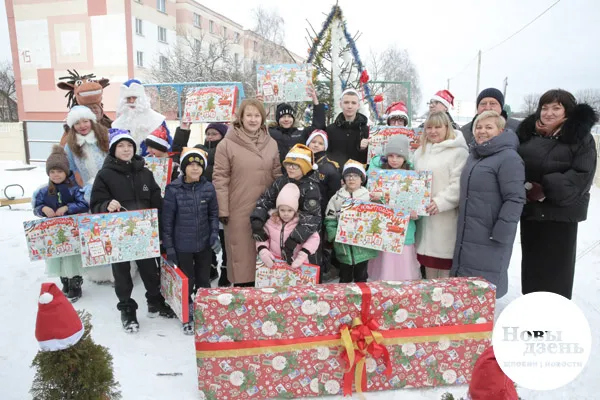 «Наши дети» в Жлобине: подарки от сенатора и депутатов принимали воспитанники детского дома семейного типа